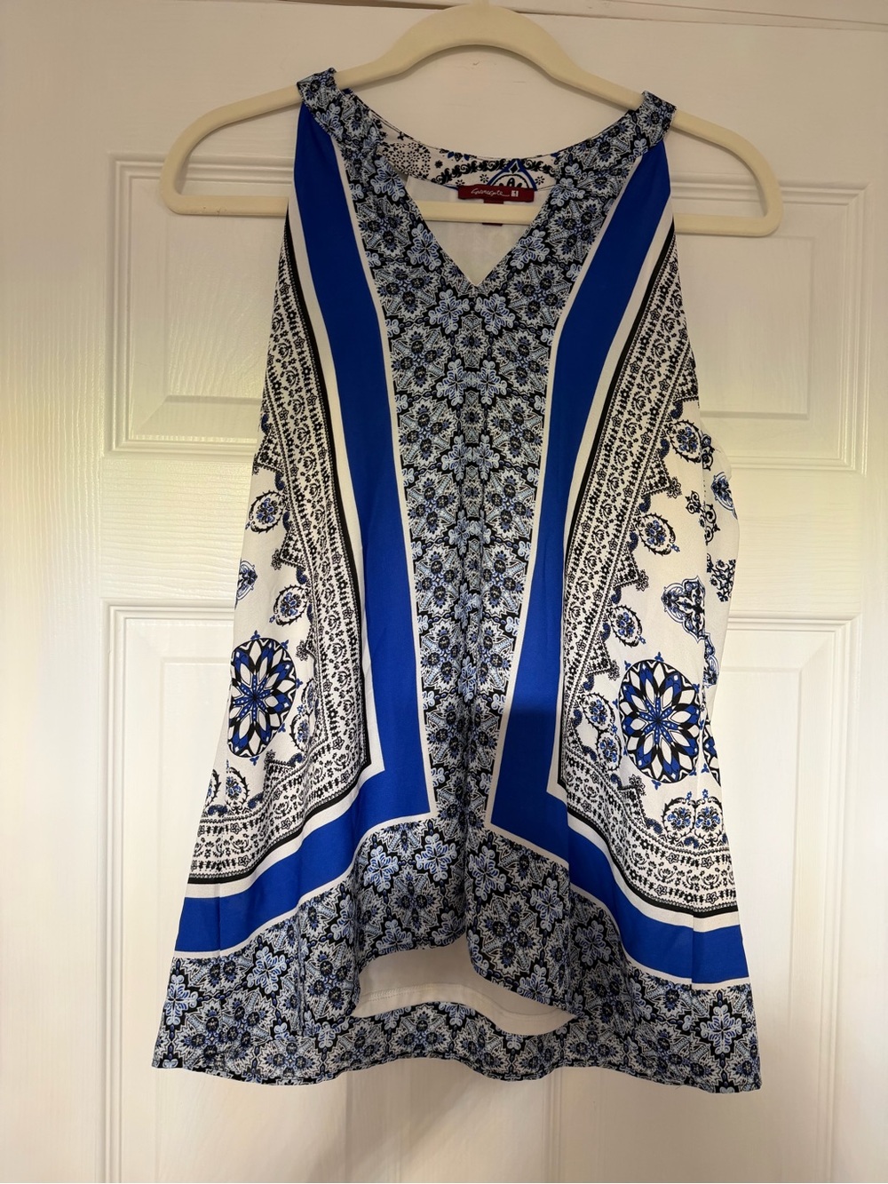 Grevercute Blue and White Medium  V-Neck Sleeveless Top
